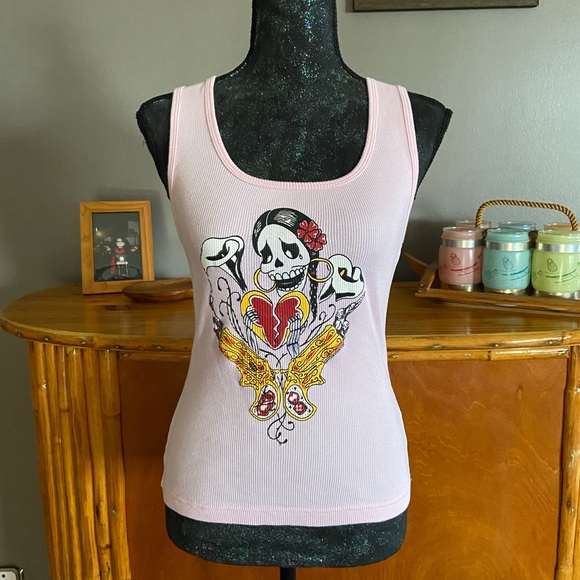 La Pachuca Pink Ribbed Graphic Tee with Skull and Pistols - Picture 2 of 9